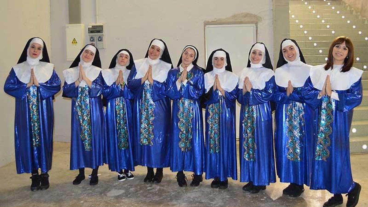 Los hábitos de estas adorables monjas desfilarán por el escenario del Teatro Clunia hoy y mañana.-