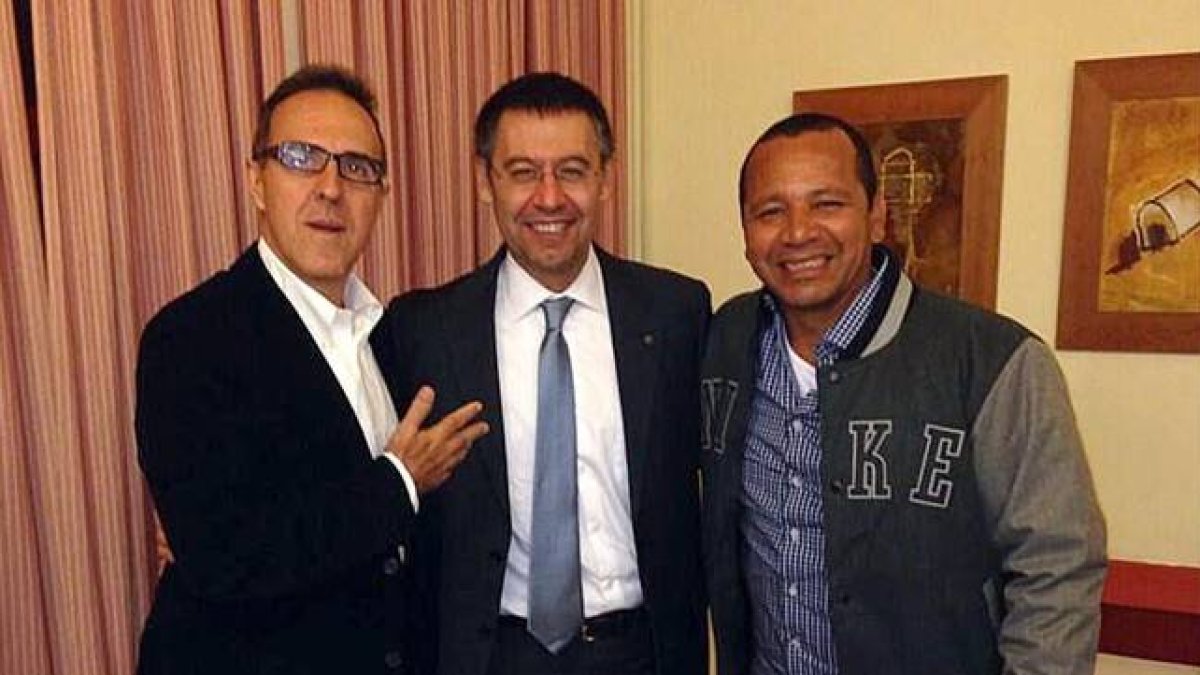 El agente Wagner Ribeiro, Josep Maria Bartomeu y el padre de Neymar.-