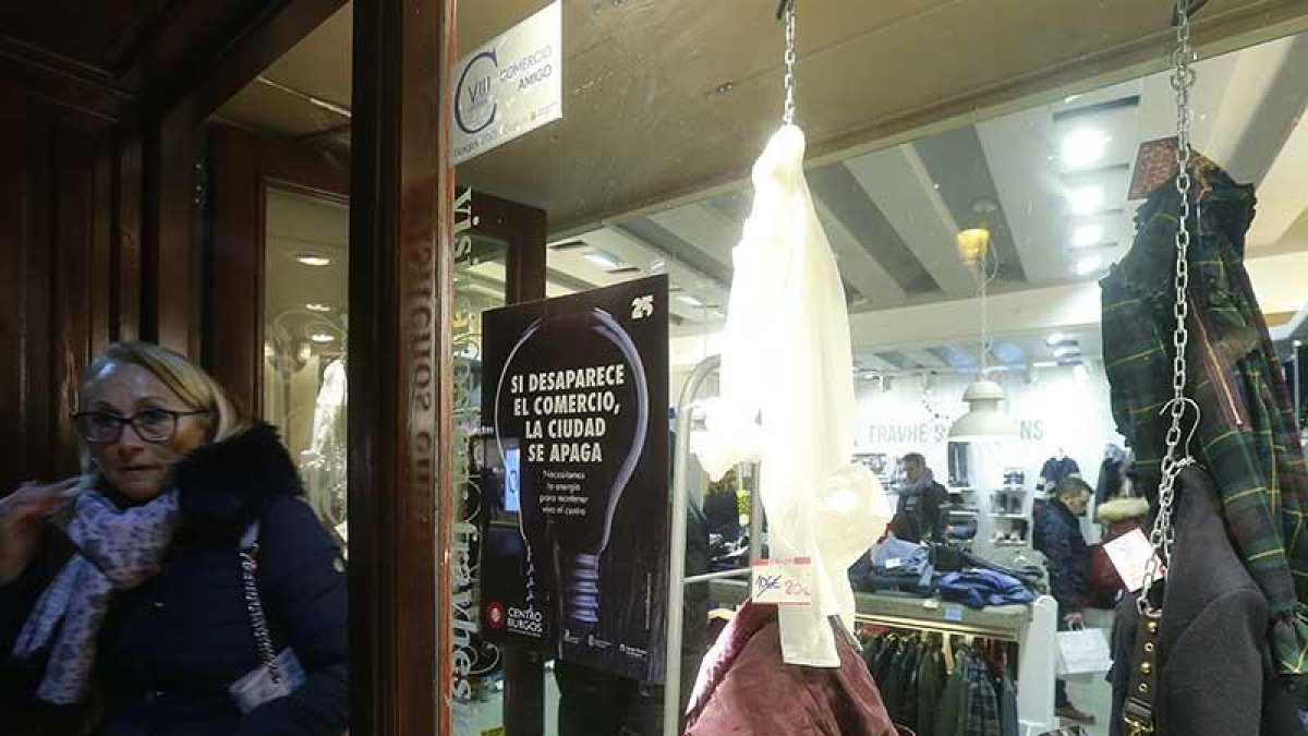 Los establecimientos que participan lucen un cartel identificativo.-RAÚL G. OCHOA