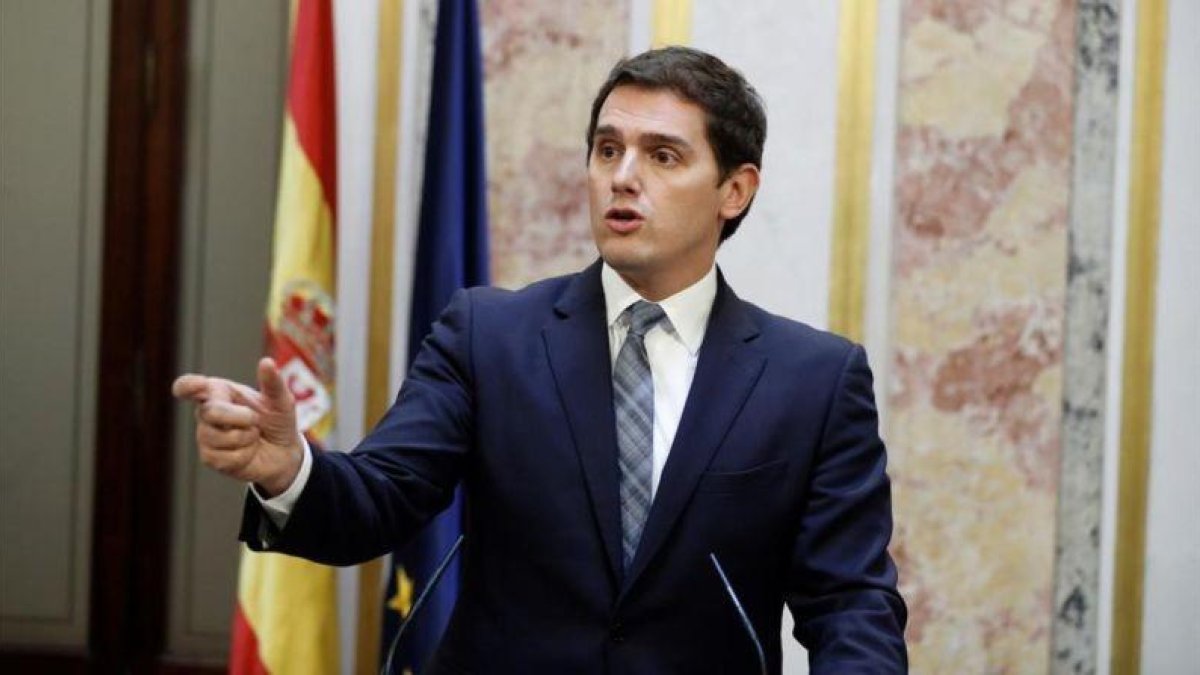 El presidente de Ciudadanos, Albert Rivera, durante una rueda de prensa. /-EMILIO NARANJO