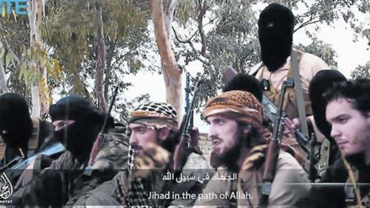 Imagen captada de un vídeo que muestra a tres franceses entre otros miembros del Estado Islámico.-Foto: FRANCE PRESS