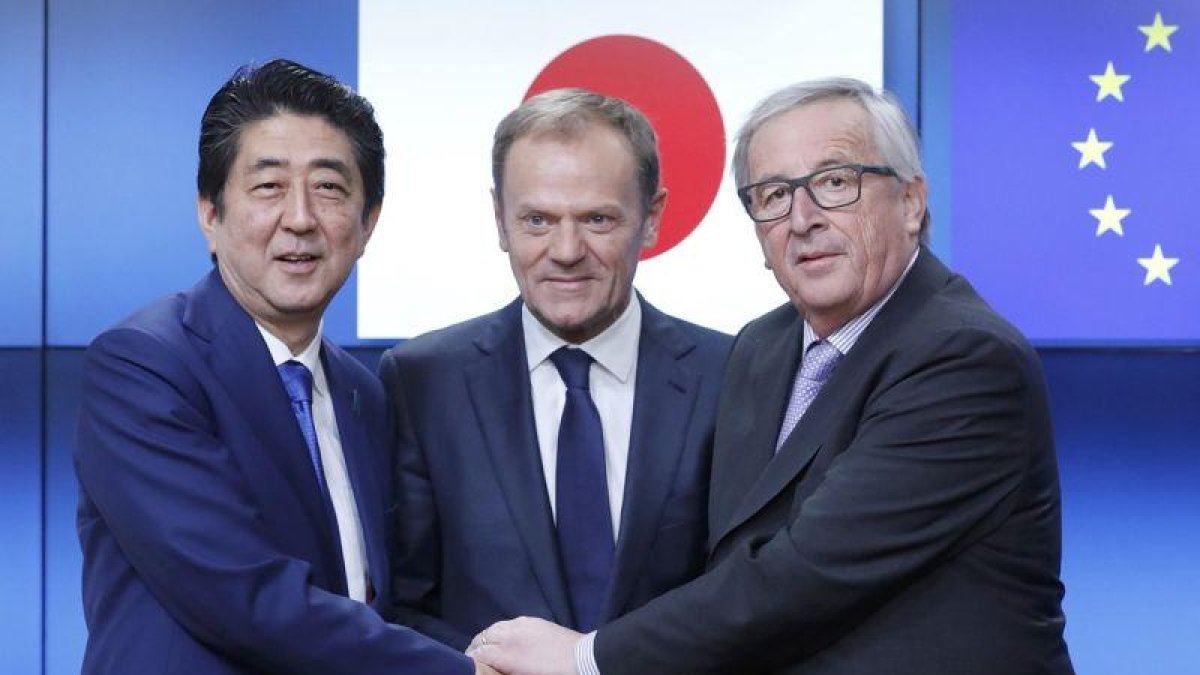 El presidente de la Comisión Europea, Jean-Claude Juncker (a la derecha), con el presidente del Consejo de la UE, Donald Tusk, y el primer ministro japonés, Shinzo Abe.-YVES HERMAN / REUTERS