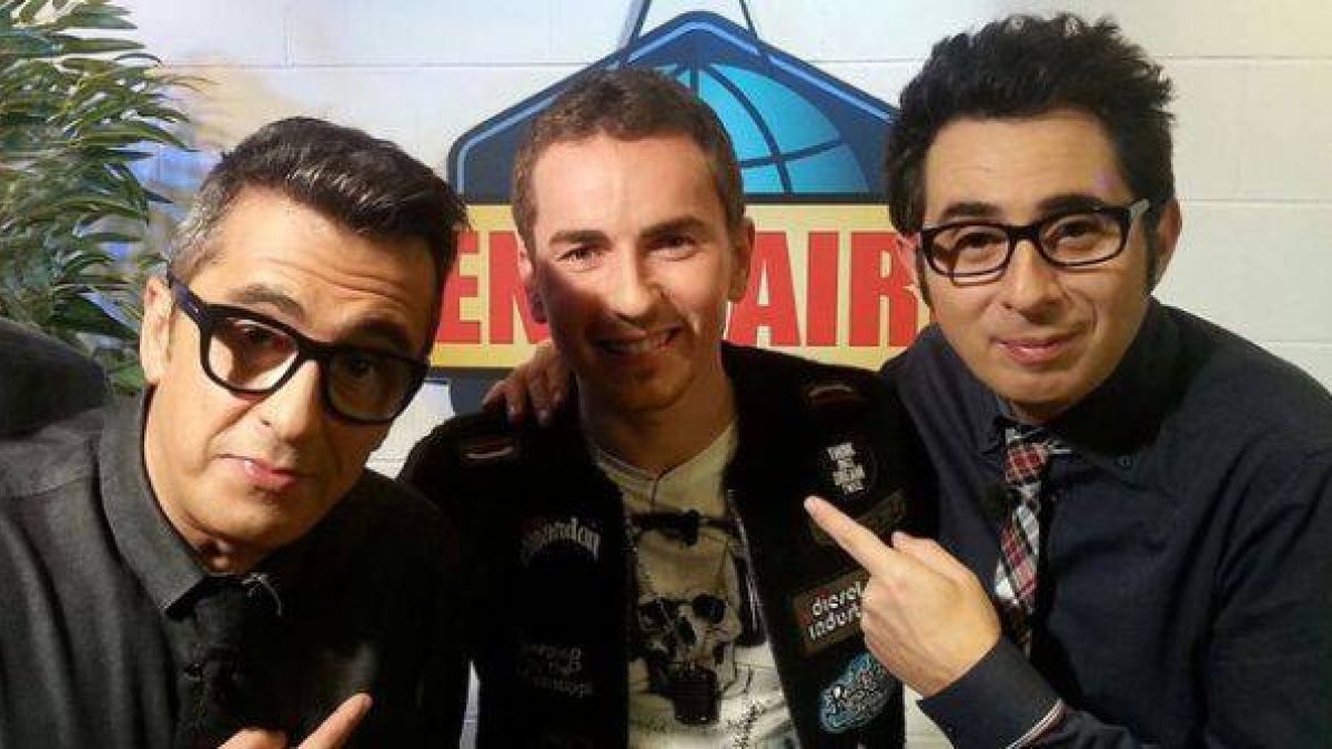 Jorge Lorenzo, entre Andreu Buenafuente y Berto, en el plató de 'En el aire' (La Sexta).-Foto: EMILIO PÉREZ DE ROZAS