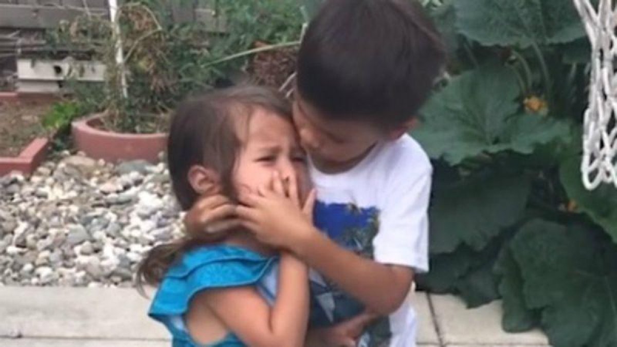Un niño consuela a su hermana tras recibir un balonazo-EL PERIÓDICO