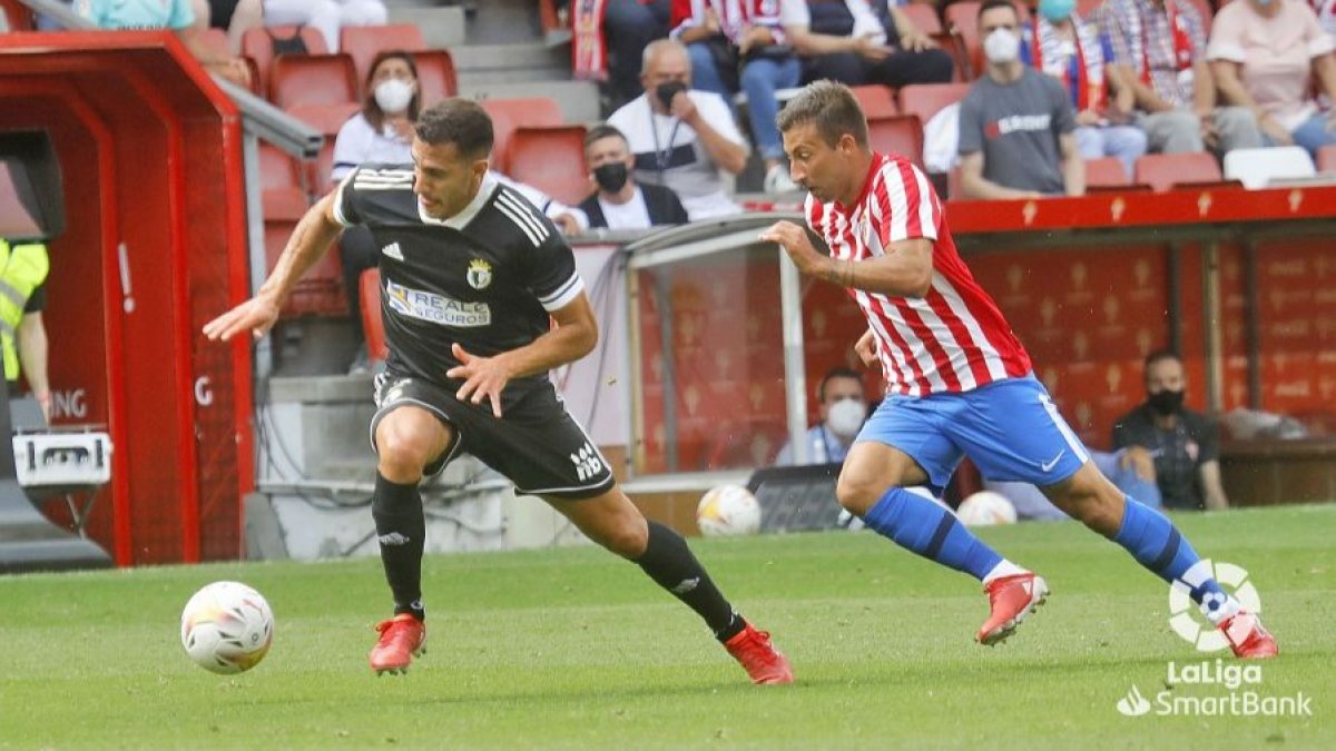 Álvaro Rodríguez progresa con el balón. LALIGA
