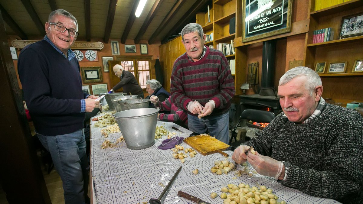 Los miembros de la cofradía preparan los ingredientes del guiso. T. ALONSO