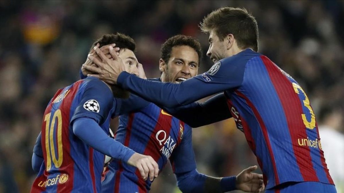 Piqué celebra con Messi y Neymar el 3-0 del Barcelona al PSG en el Camp Nou.-EFE