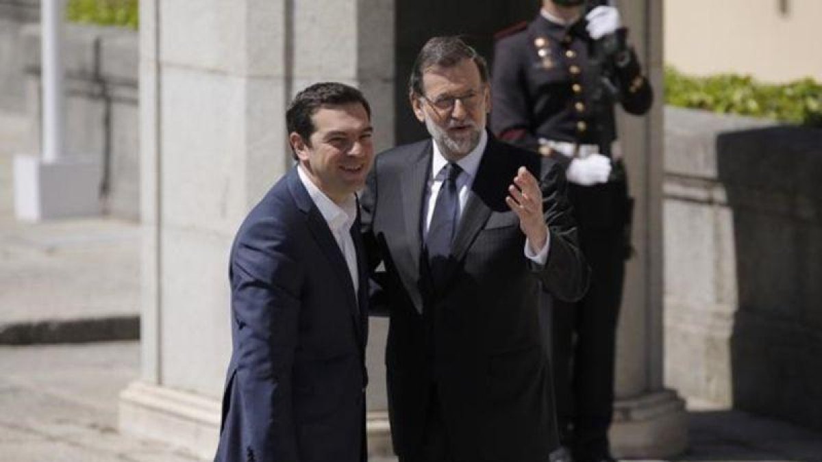 Mariano Rajoy recibe el primer ministro de Grecia, Alexis Tsipras, en el Palacio del Pardo de Madrid.-JOSE LUIS ROCA