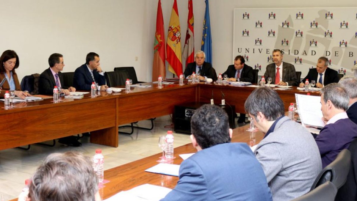 Reunión del patronato de la Fundación General de la Universidad de Burgos, presidido por el rector.-ECB