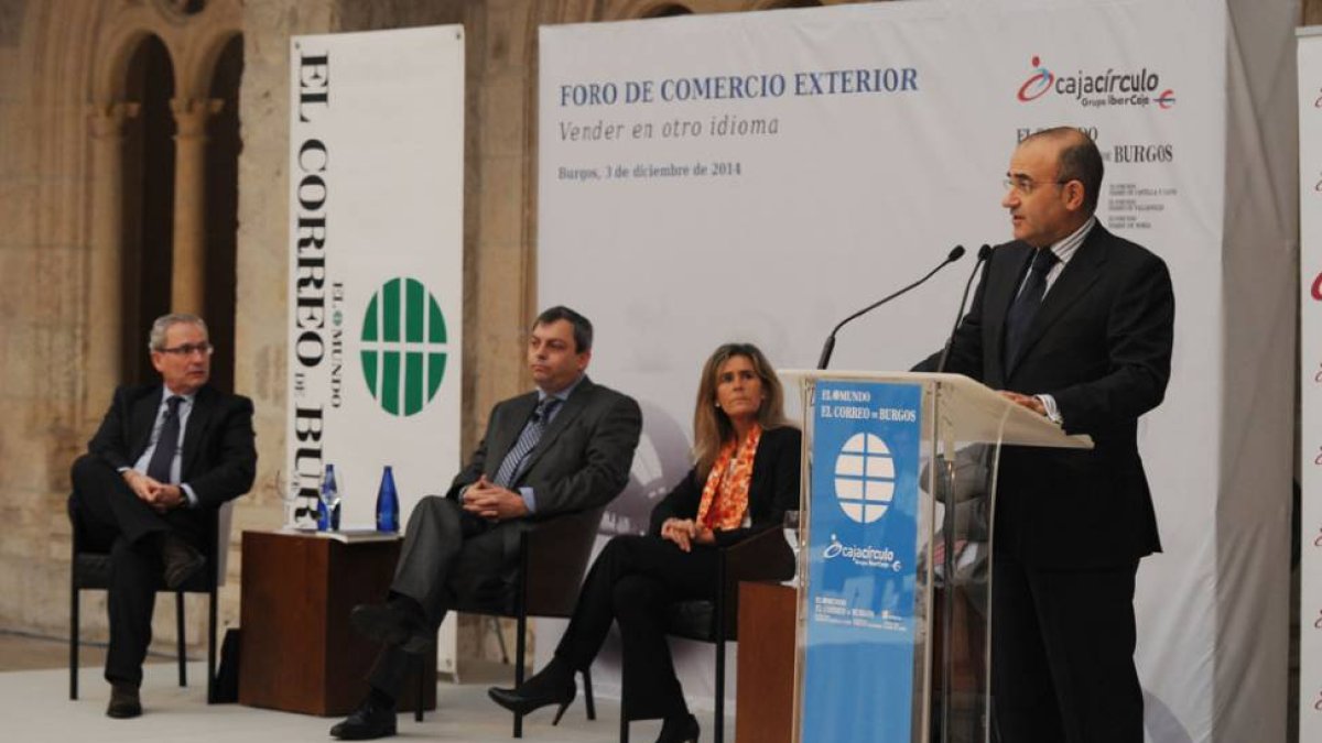 Eduardo Hernández (de pie) durante su intervención. Sentados (i. a d.) Ignacio San Millán, Ignacio martín y Alín Lucio- Vellegas.-ISRAEL L. MURILLO