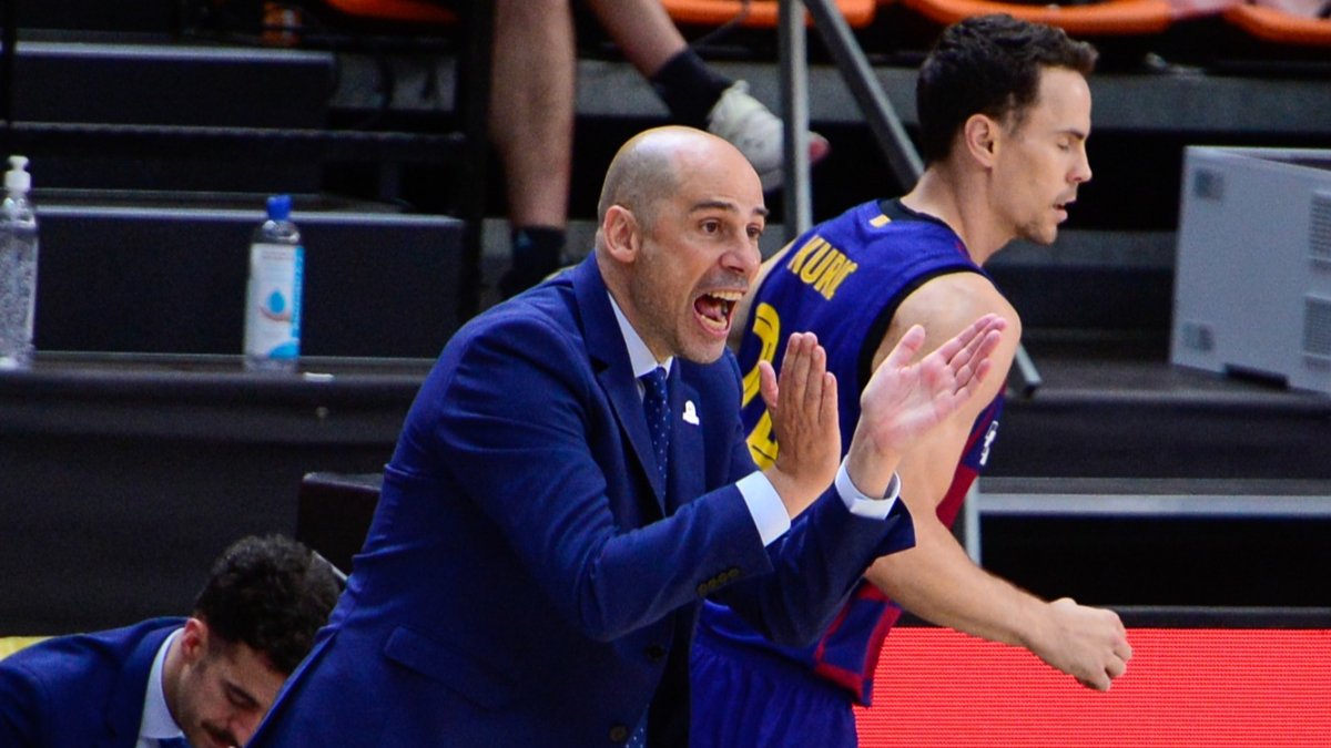 Peñarroya anima a sus jugadores en presencia de Kuric. ACB PHOTO