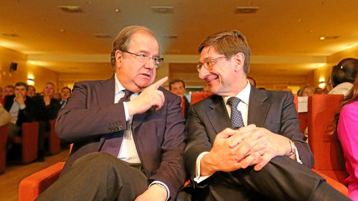 Herrera conversa con Goirigolzarri momentos antes de su intervención en el foro sobre Formación Profesional.-ICAL