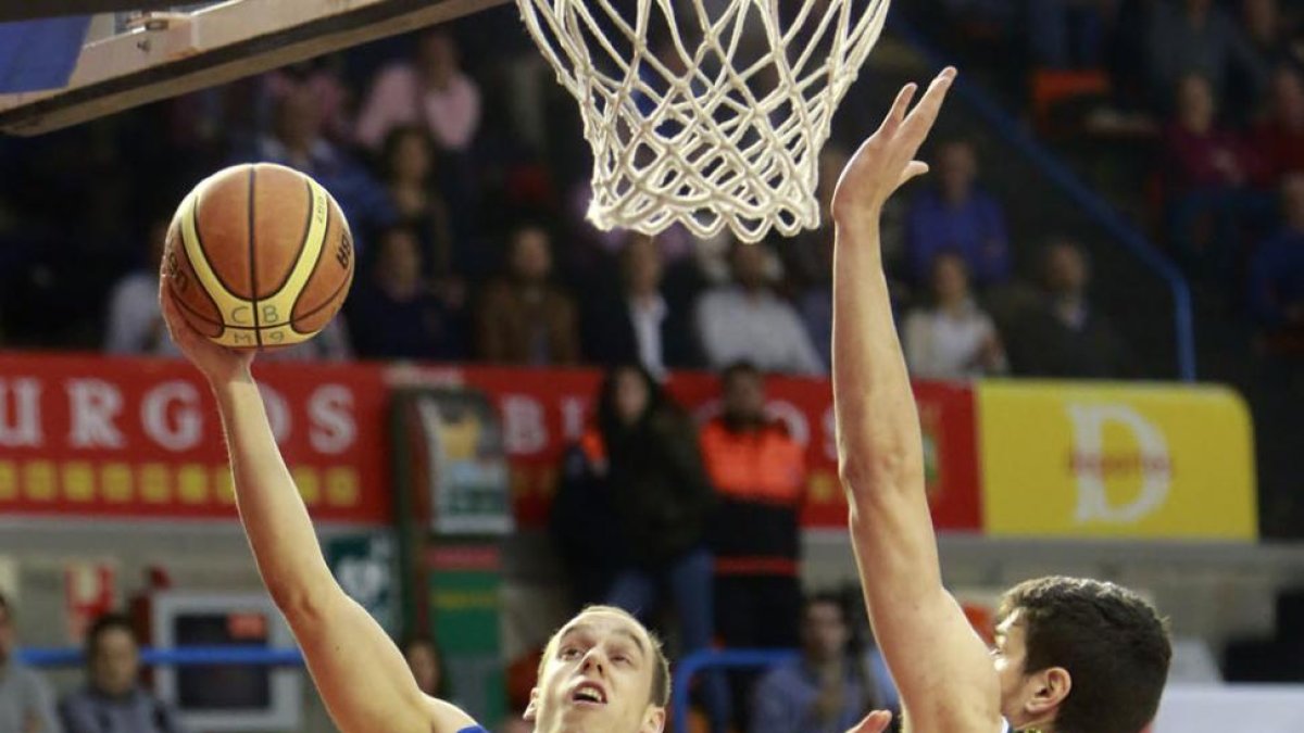 Maresch lanza a canasta ante Huskic.-RAÚL OCHOA