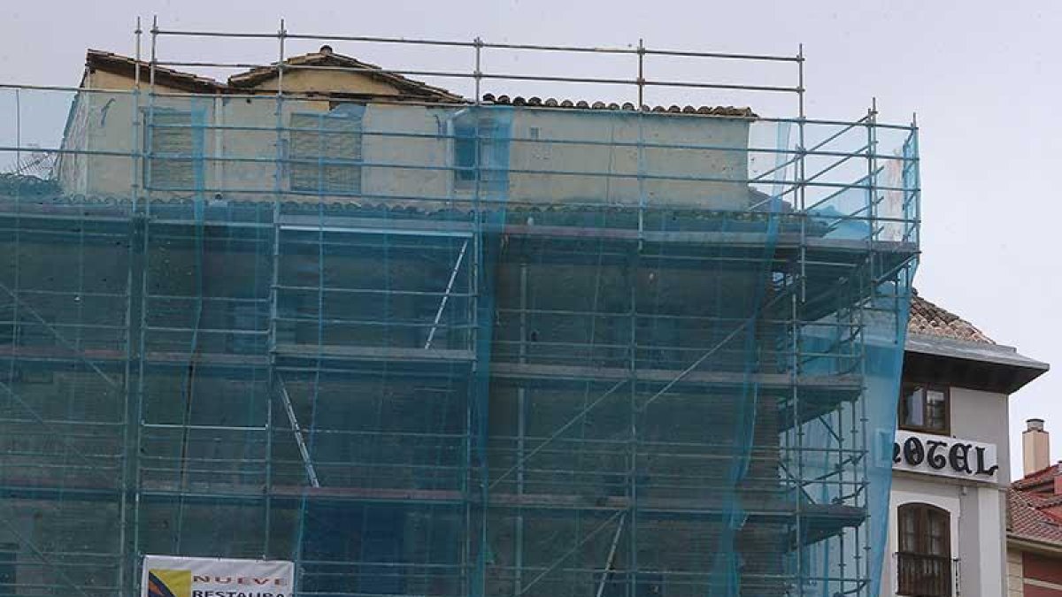 Tras el andamio y la malla protectora, que se colocaron en noviembre por desprendimientos, se ve el añadido.-R. G. OCHOA