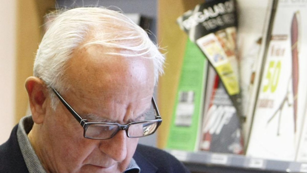 Un hombre ojea una revista en la biblioteca del Teatro Principal.-ISRAEL L. MURILLO