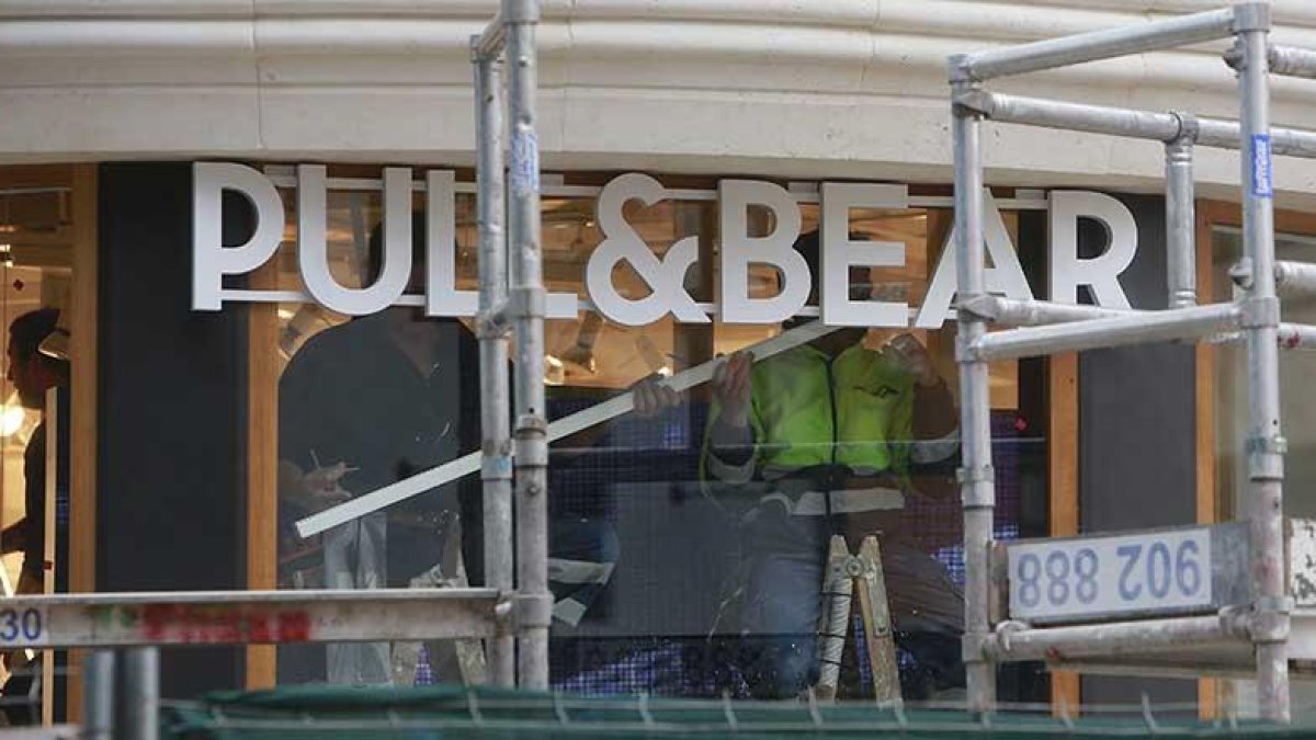Trabajadores ultimando la nueva tienda de Pull&Bear en Burgos.-RAÚL OCHOA