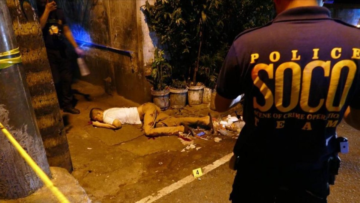 Un hombre acribillado a balazos en una calle de Manila.-ADRIÁN FONCILLAS