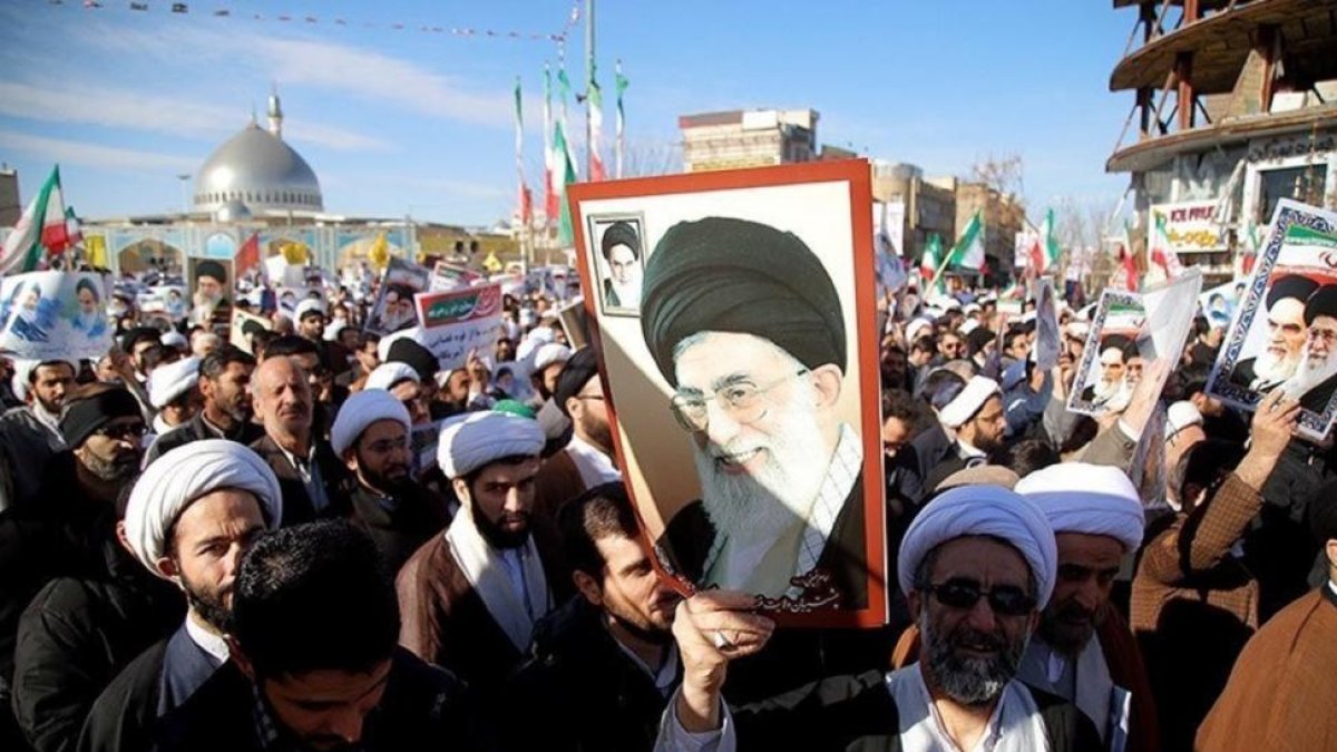Manifestantes a favor del régimen iraní sostienen carteles con ilustraciones del líder, Alí Jamenei.-REUTERS / HANDOUT