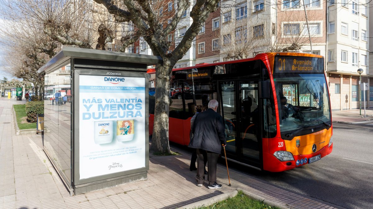 La parada de la calle Vitoria, junto a Hacienda, será accesible. SANTI OTERO