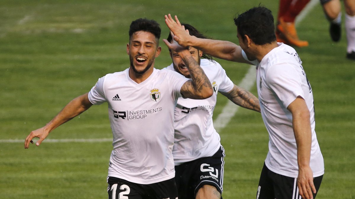 Berjón felicita a Javi Gómez tras el gol conseguido el pasado sábado ante el Unionistas. SANTI OTERO