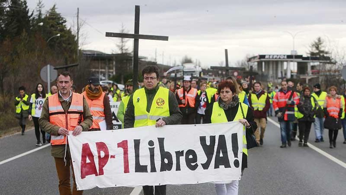 Concentración de la Plataforma de Vecinos Afectados por la N-1 a principios de este año a la altura de Rubena.-RAÚL G. OCHOA