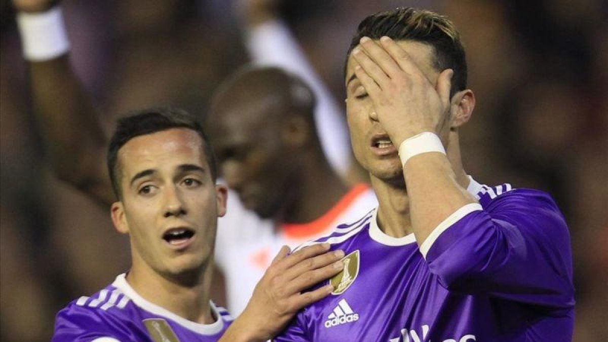 Cristiano Ronaldo y Lucas Vázquez, durante el partido de Mestalla.-AP / ALBERTO SAIZ