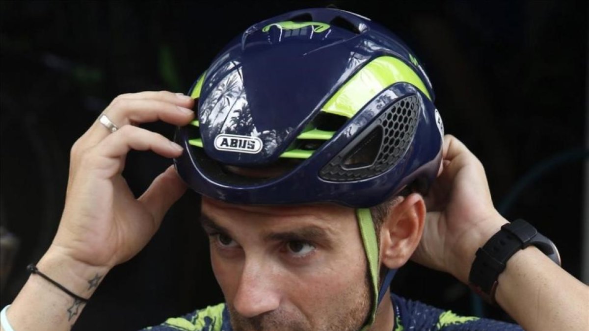 Alejandro Valverde se ajusta el casco antes de salir a entrenar con sus compañeros del Movistar durante la jornada de descanso de la Vuelta.-EFE / JAVIER LIZÓN