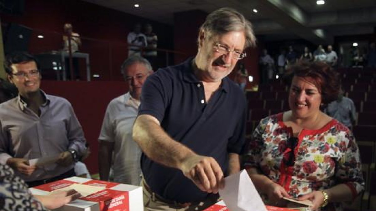 José Antonio Pérez Tapia votando en las primarias socialistas del 2014 en el centro de Granada.-/ MIGUEL ANGEL MOLINA (EFE)