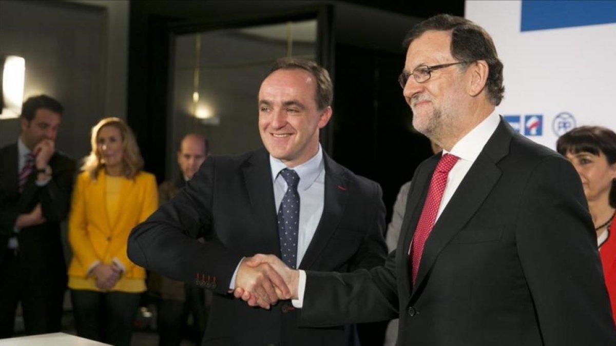 El presidente del Gobierno en funciones y líder del PP, Mariano Rajoy, con el jefe de UPN, Javier Esparza, en una fotografía reciente-ARCHIVO PP