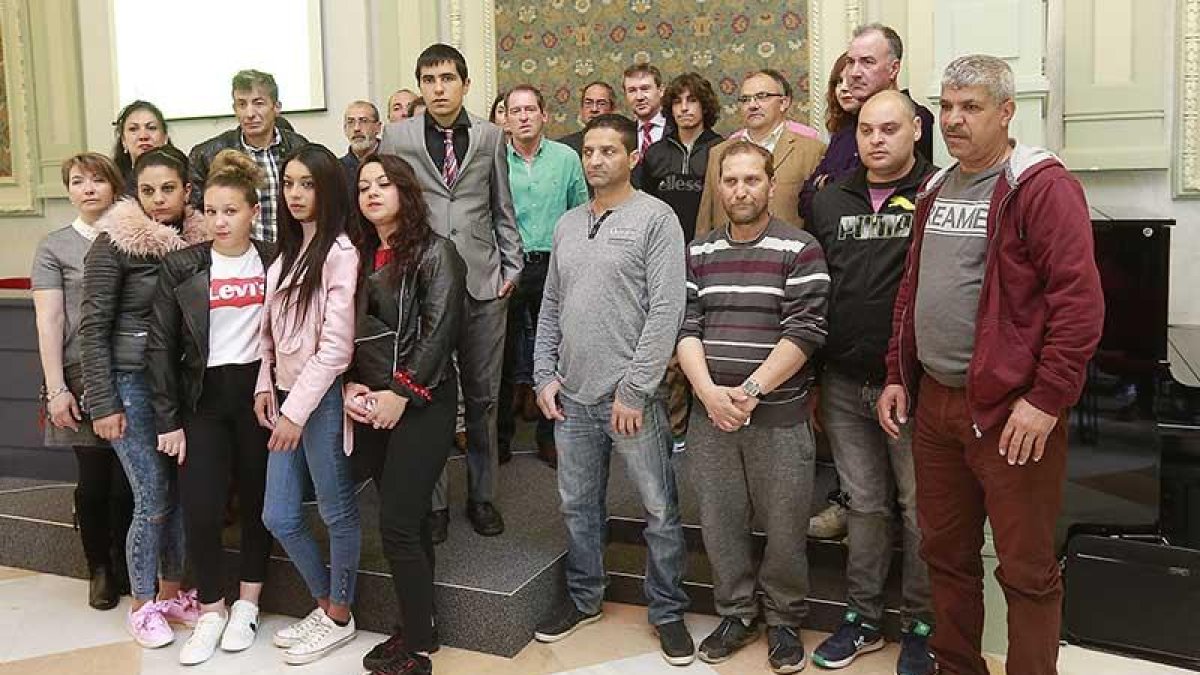 Los participantes en el programa de empleo posaron con el alcalde y el delegado de la Junta.-RAÚL G. OCHOA