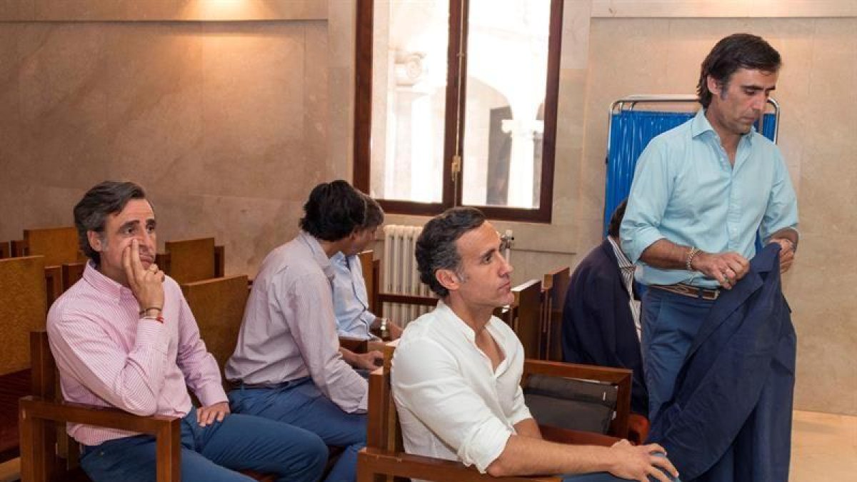 Los hermanos Ruiz-Mateos (de dcha. a izda., primera fila) Zoilo, José María y Álvaro (de dcha. a izda. segunda fila) Javier, Pablo y Alonso, durante el juicio.E-EFE