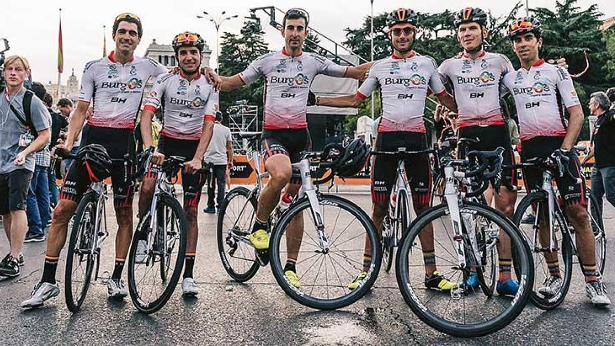 Seis de los corredores del Burgos BH traspasaron la meta final de la Vuelta a España en Madrid-Burgos BH