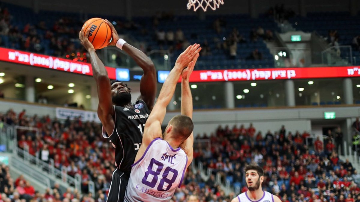 Apic defiende la penetración de Braimoh en el partido que enfrentó al San Pablo con el Hapoel de Jerusalén en suelo israelí. FIBA