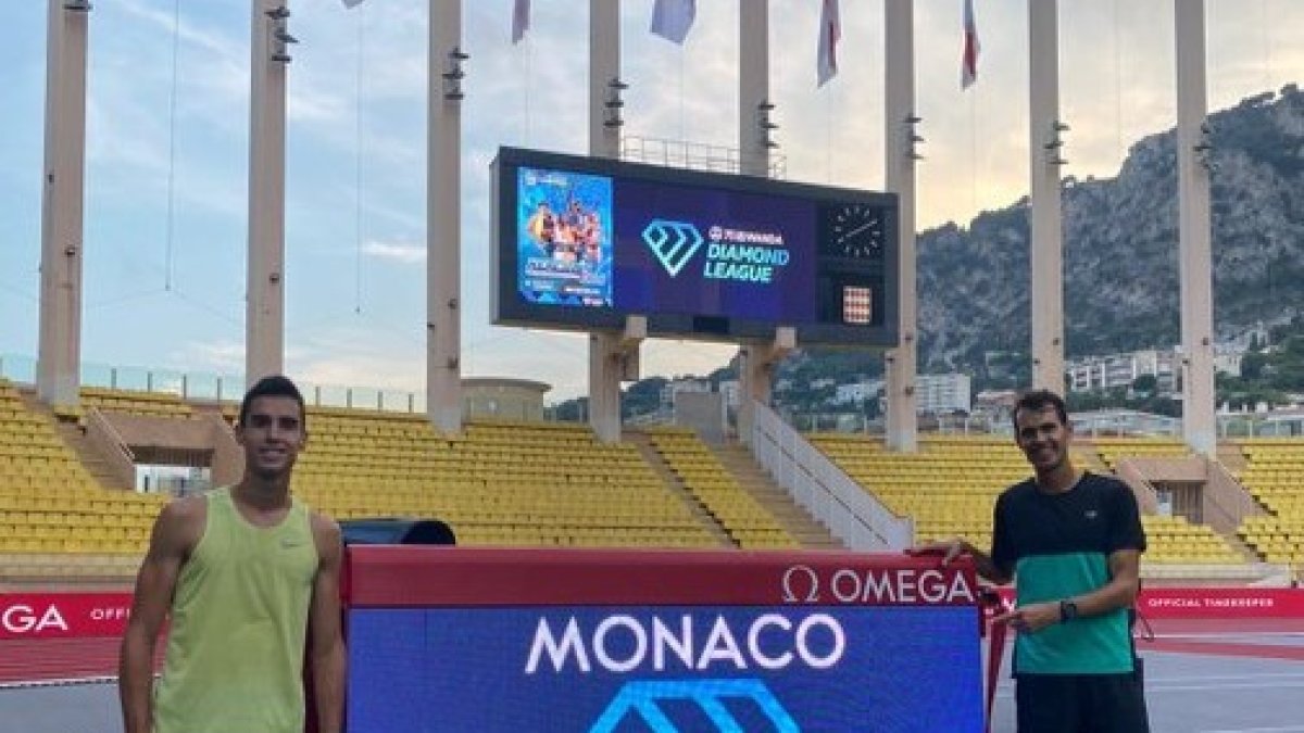 Jesús Gómez y Dani Arce posan en el estadio Luis II de Mónaco antes de la reunión celebrada el pasado viernes. ECB
