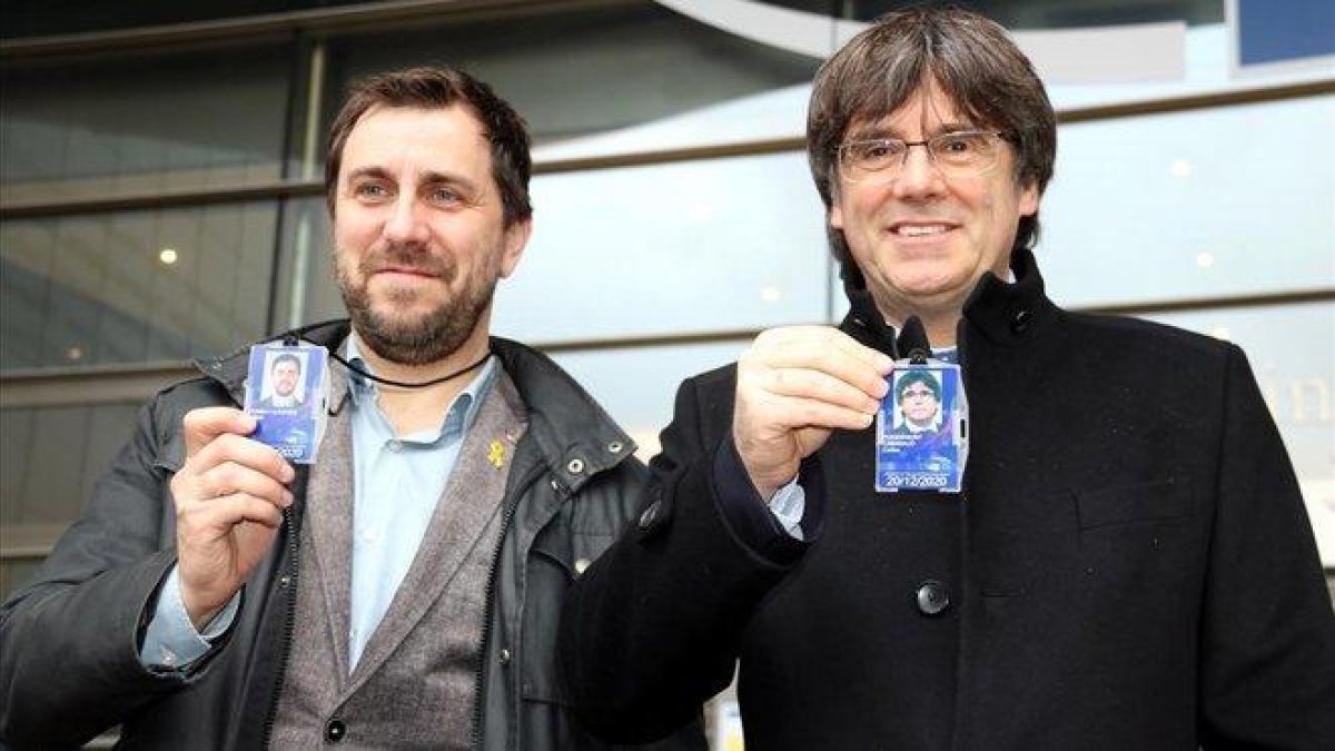 Comín y Puigdemont, con sus acreditaciones de eurodiputados.-