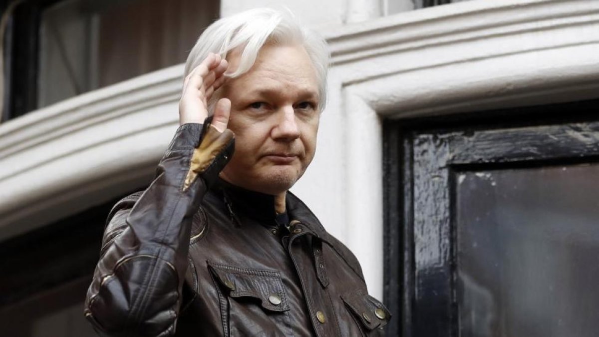 Assange en el balcón de la embajada de Ecuador en Londres.-FRANK AUGSTEIN