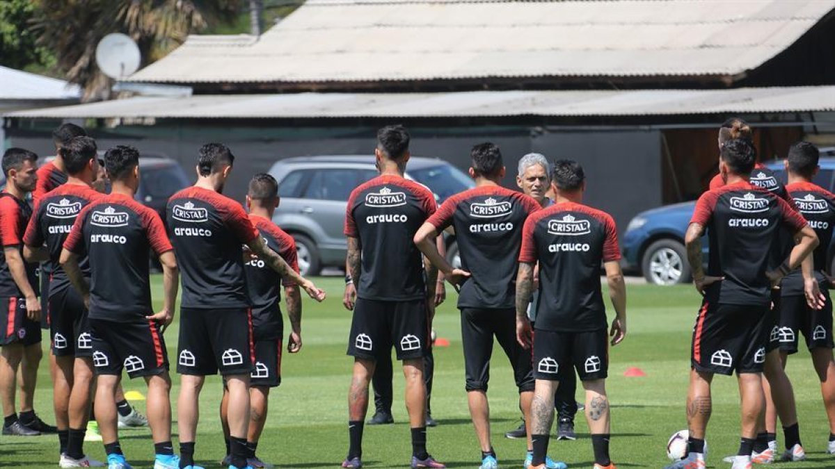 El seleccionador chileno, Reinaldo Rueda, habla con sus jugadores, este miércoles, en el entrenamiento.uan Pinto Durán, en Santiago (Chile).-EFE / ELVIS GONZÁLEZ