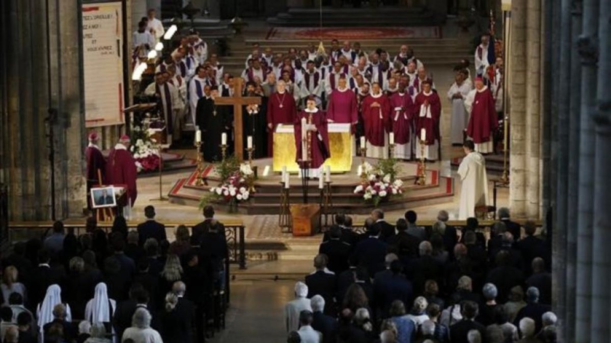 El arzobispo de Ruan  Dominique Lebrun  c  al fondo   pronuncia unas palabras durante el funeral del sacerdote Jacques Hamel en la catedral de Ruan  Francia-EFE / CHARLY TRIBALLEAU POOL