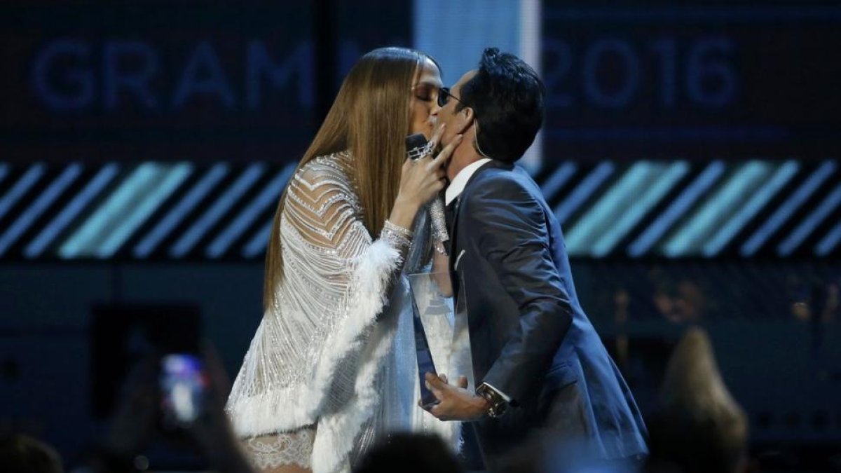 Jennifer López y Marc Anthony, en uno de los momentos estelares de la gala de los Grammy Latinos.-REUTERS / MARIO ANZUONI