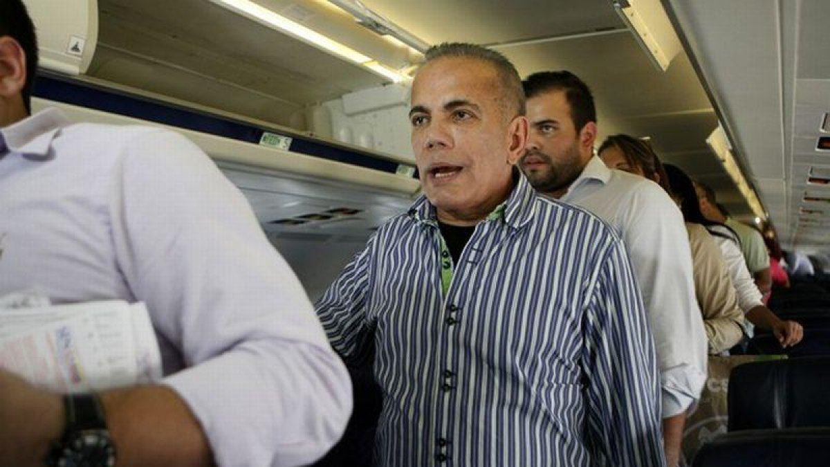 El opositor venezolano Manuel Rosales detenido al bajar del avión en Maracaibo, en octubre del 2015.-Jhair Torres / AP / JHAIR TORRES
