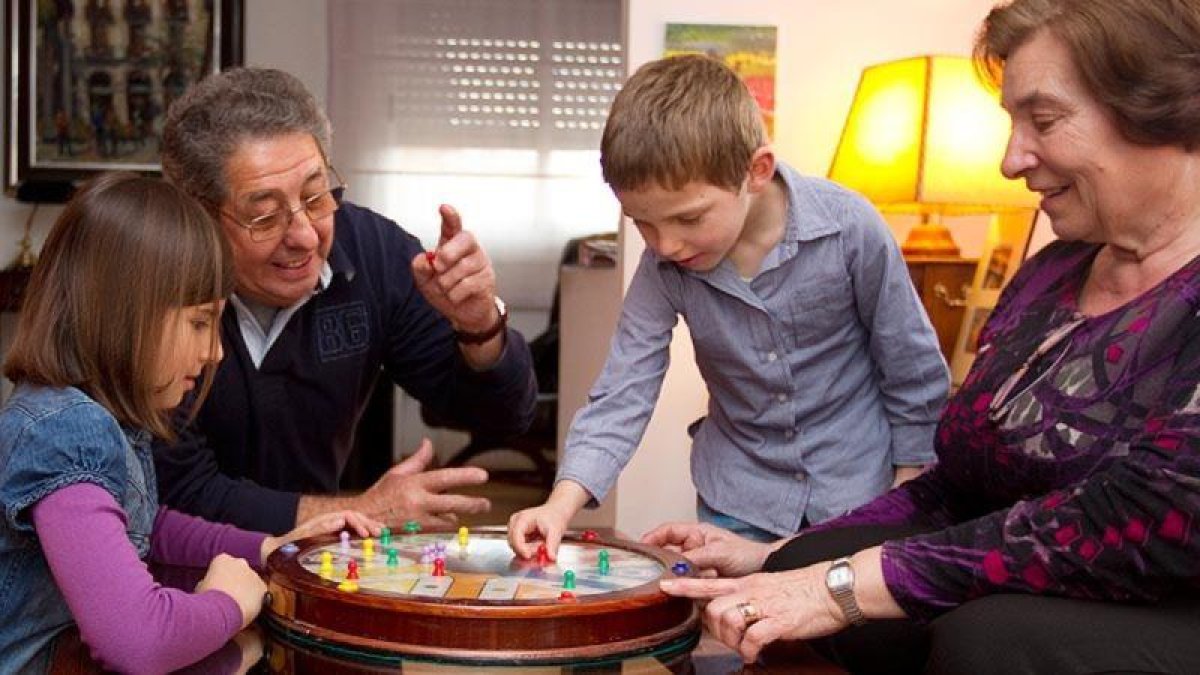 Dos abuelos juegan con sus nietos.-ALBERT BERTRAN