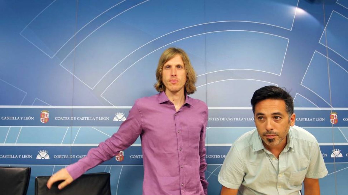 El portavoz del Grupo Parlamentario de Podemos Castilla y León, Pablo Fernández, presenta sus líneas de actuaciones política para los próximos meses junto a Carlos Chávez (D)-Ical