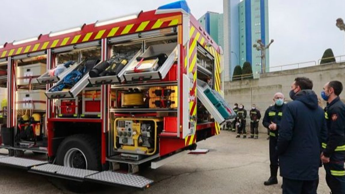 Los bomberos estrenaron ayer el nuevol vehículo de rescate. RAÚL OCHOA