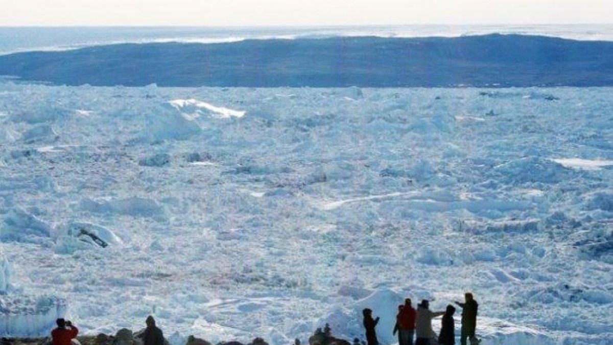 Un grupo de turistas contempla el hielo del fiordo de Ilulissat en la costa oeste de Groenlandia El deshielo se multiplica por cuatro en 10 años AFP-AFP