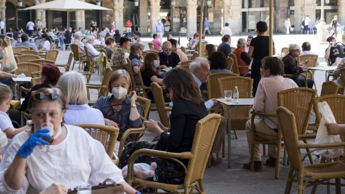 Castilla y León recuerda que está prohibido fumar en las terrazas y al aire libre si no se respeta la distancia. ICAL