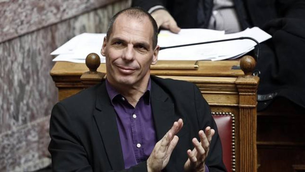 Varoufakis aplaude durante una sesión parlamentaria, en Atenas, este miércoles.-Foto: REUTERS / ALKIS KONSTANTINIDIS