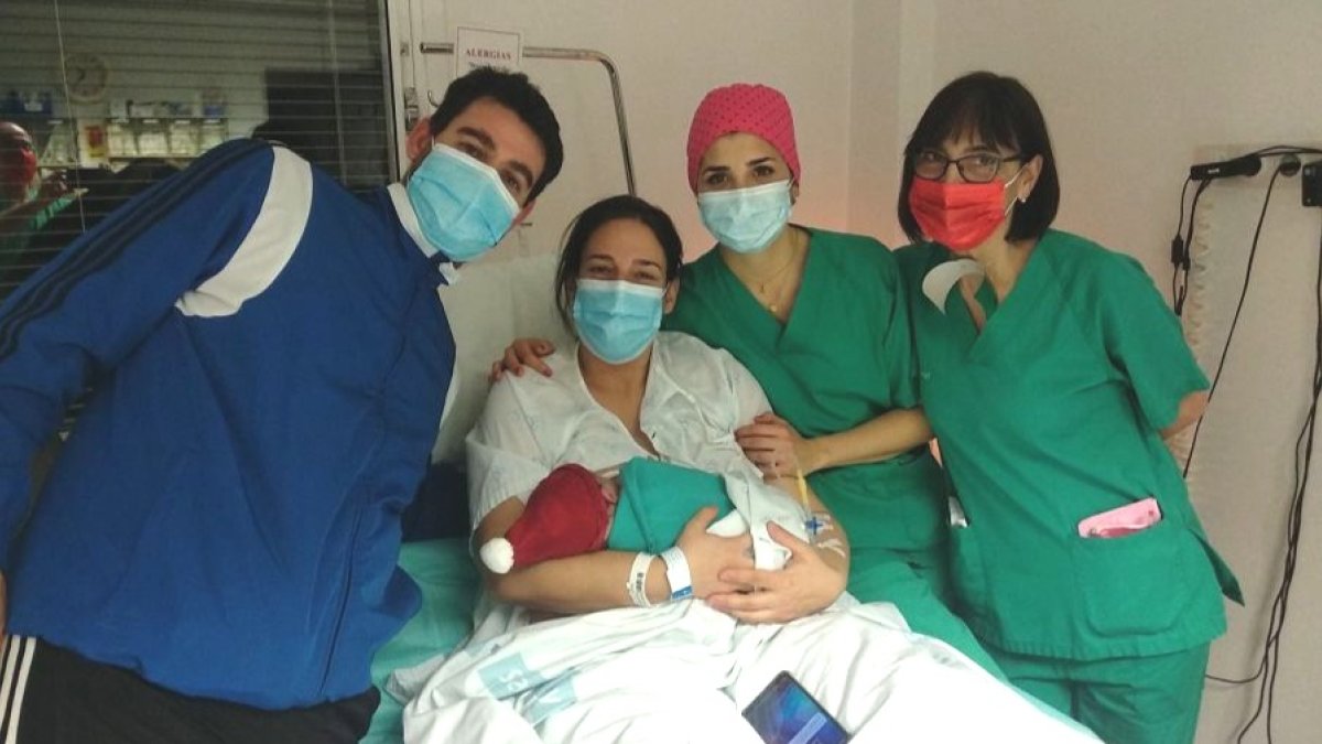 Los padres posan con la matrona y la auxiliar que atendieron el parto. ECB