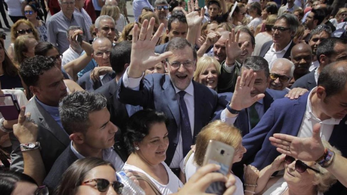 El líder del PP, Mariano Rajoy, este miércoles en un paseo por Jerez de la Frontera.-EFE / VÍCTOR LÓPEZ