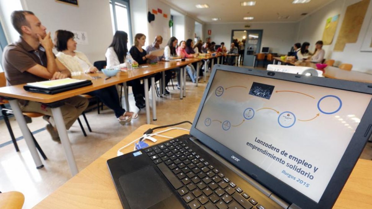 Varias personas participan en la Lanzadera de Empleo de la UBU.-RAÚL G. OCHOA