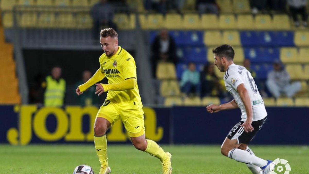 Raúl Navarro, ante un rival en el partido frente al Villarreal B. LALIGA